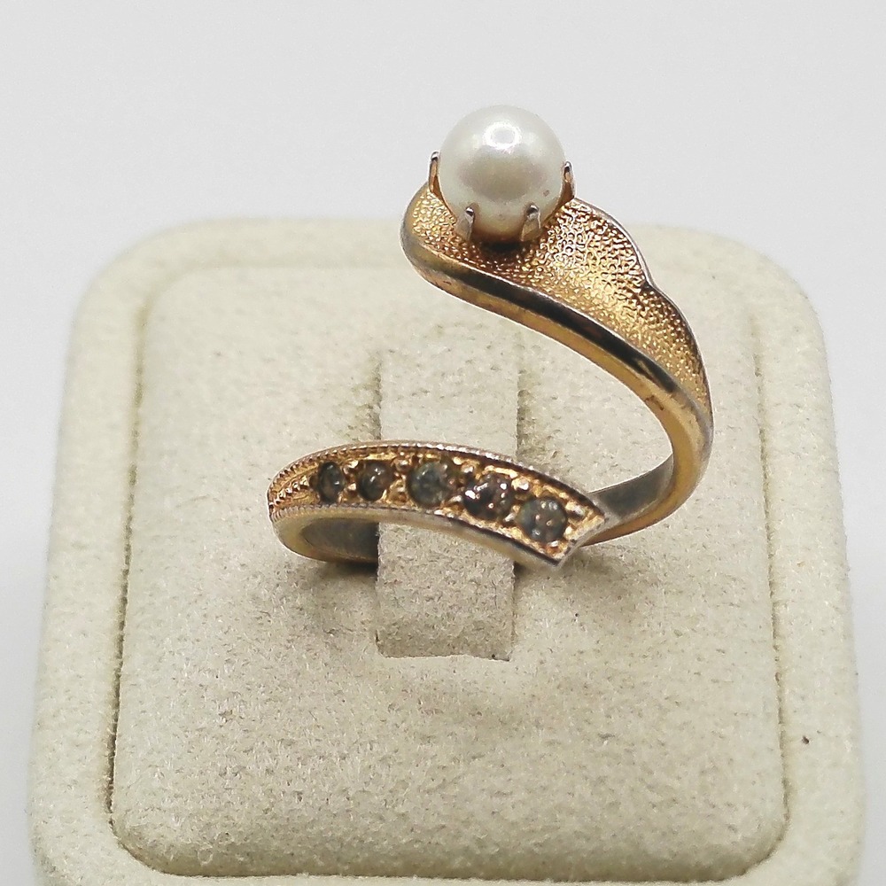 Vintage Gold Tone Pearl Bypass Ring Smoky Rhinestone Accents Size 5